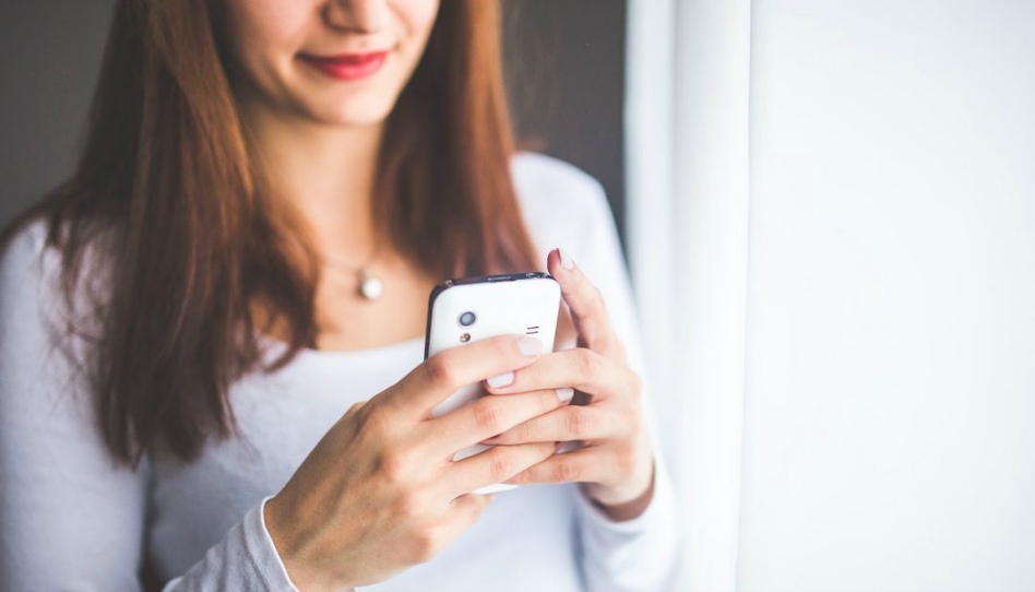 Dívka s mobilním telefonem