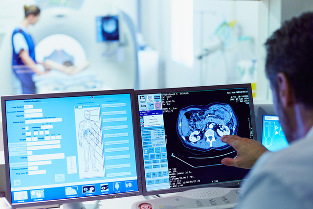 Doktor, který používá počítač k magnetické rezonanci