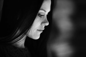 ˇˇZena hledící do mobilu