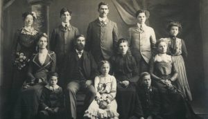 Rodina praktikující polygamii, polygamie