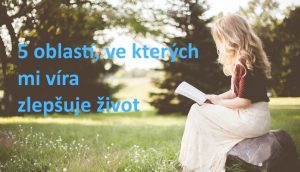 žena sedící na kameni