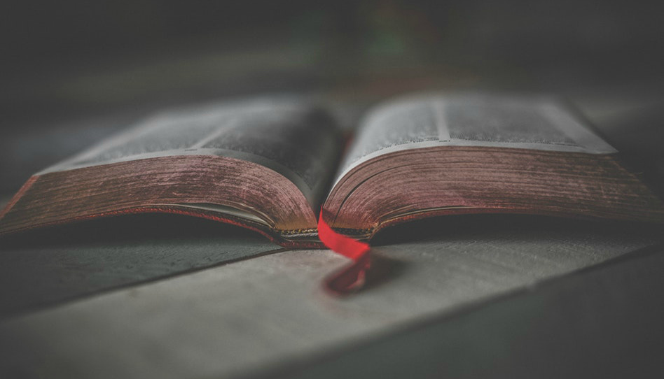 Otevrena bible boží ruka