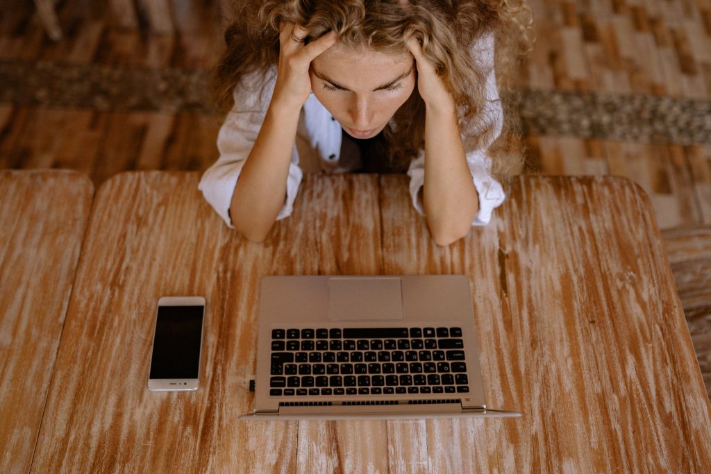 Vystresovaná žena pracující s PC